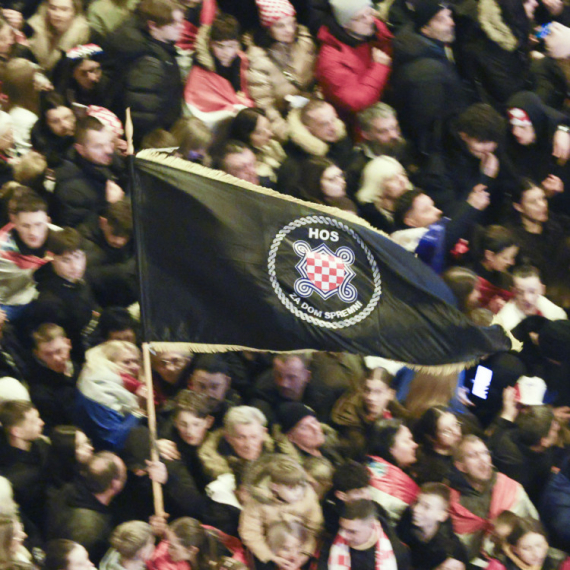 Vijorile se zastave NDH u Zagrebu; Tompson otpevao ratnohuškačku pesmu VIDEO