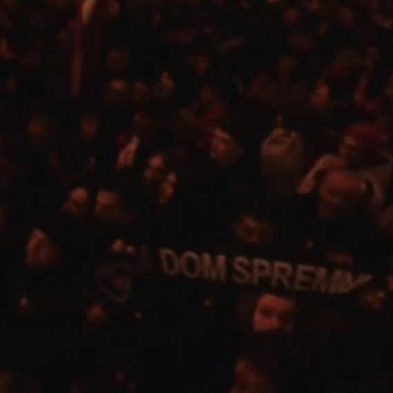 Hrvati se okupili u Zagrebu: Zastave HOS-a i majice "Za dom spremni"; Tompson otpevao zabranjenu pesmu VIDEO