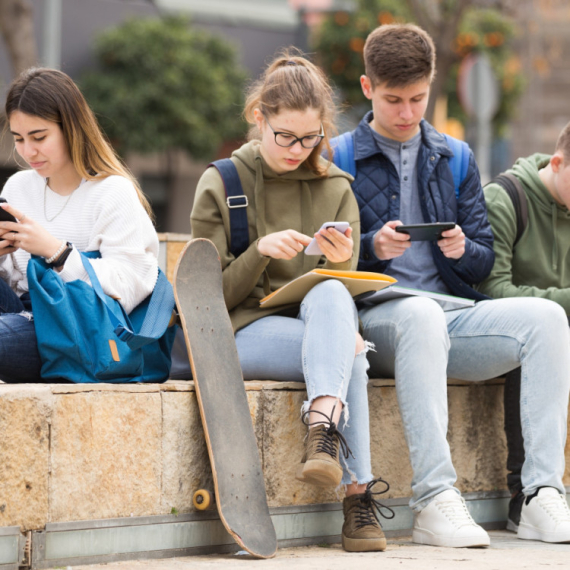 Španija prelomila: Zabraniće im društvene mreže