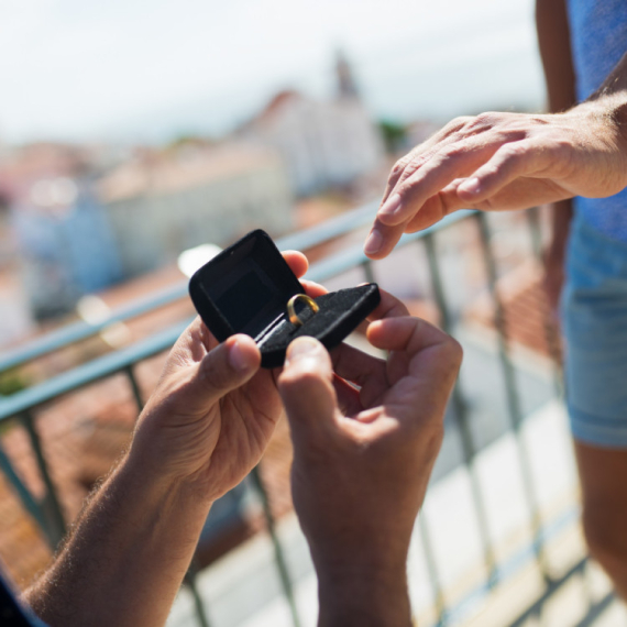 Fudbalski sudija zaprosio dečka pred 50.000 ljudi: Pogledajte reakciju publike VIDEO