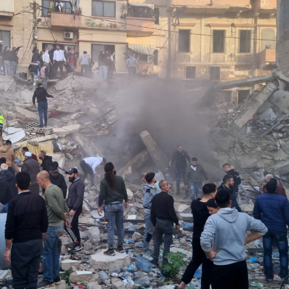 Srušila se zgrada; Ima mrtvih; Stanovnici besni; Policija pucala u vazduh FOTO