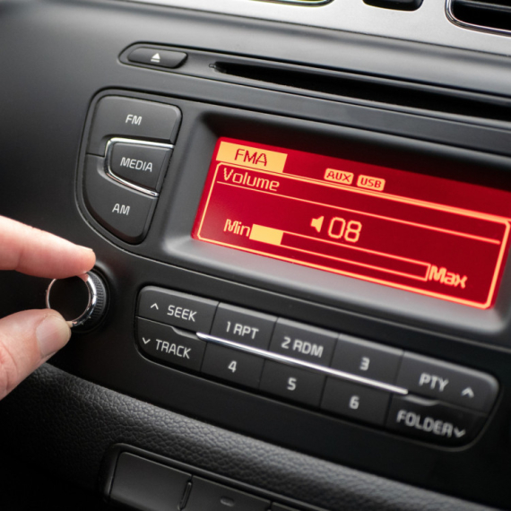 Ako utišavate radio dok parkirate, postoji veoma dobar razlog za to