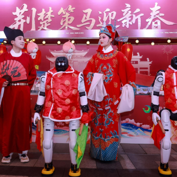 Kineski roboti na gala večeri: Sve je spremno za proslavu VIDEO