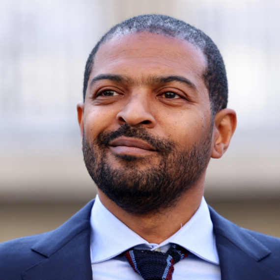 Uhapšena zvezda serije "Doktor Hu": Glumac optužen za silovanje FOTO