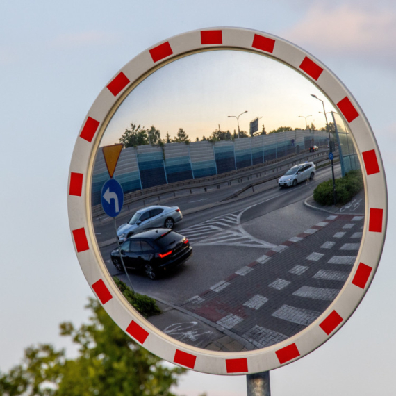 Zbog feng šuija uklonili saobraćajno ogledalo, pa nastao haos