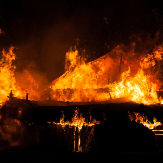 Veliki požar izbio u stambenoj zgradi; Stanari evakuisani FOTO