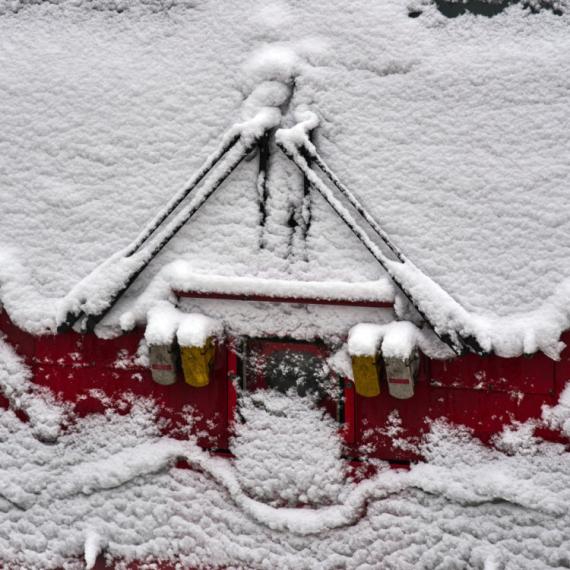 Lavina se sručila na prugu u Švajcarskoj; Voz iskočio iz šina; Ima povređenih FOTO