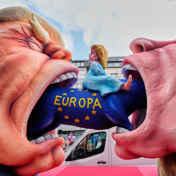 Svet u očima satiričara: Tramp i Putin "gutaju" Evropu, NATO poljupci na zadnjici američkog lidera FOTO