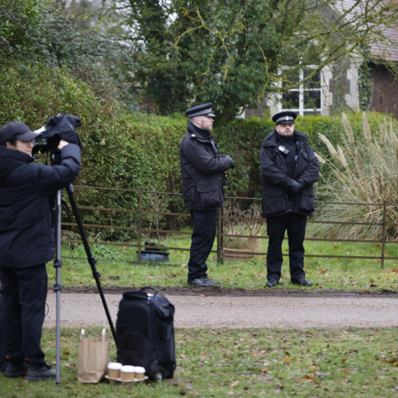 Isplivale nove fotografije bivšeg princa Endrjua i jezive su: Na njima je dete FOTO