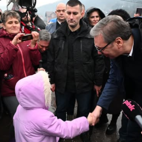 Vučić sa građanima: Večeras u Boru, sutra u Kladovu; Svuda je lepo, ali je najlepše sa svojim narodom FOTO