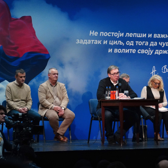 Vučić u Kladovu ispunio želju jednoj baki; Unuka joj boluje od cerebralne paralize; "Dobićete kuću"