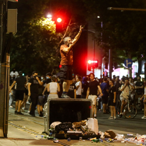 Vesna, žena koja ne vidi; Ovako blokaderi razvaljuju zgrade, pale lokale, udaraju policiju