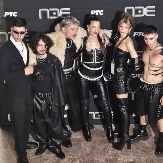 Uzavrelo veče na Pesmi za Evroviziju: Nastupio favorit, takmičarka visila sa plafona VIDEO