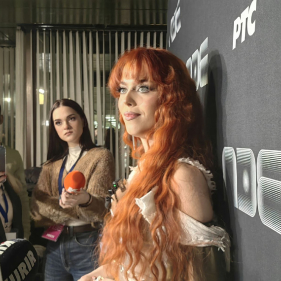 Zona seksi nastupom zapalila scenu u Košutnjaku: Gore "Čairi" VIDEO