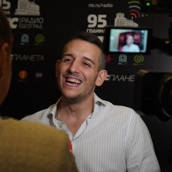 Brat Pelin oduševio u finalu, nazdravljao rakijom na bini: Da li će slaviti pobedu? VIDEO