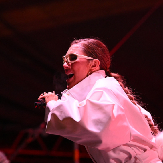 Novi Sad goreo uz Senidah: Spens na nogama, publika u transu do poslednjeg takta