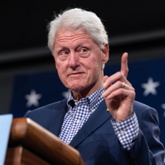 "Razgovaramo sa pogrešnim predsednikom": Klintonovo svedočenje "trese" Ameriku FOTO/VIDEO