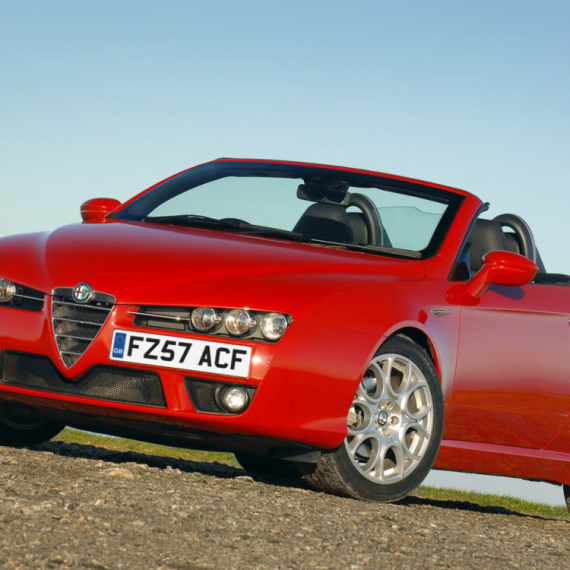 Zašto Alfa Romeo ukida tablice sa strane? U nekim državama tradicija još traje