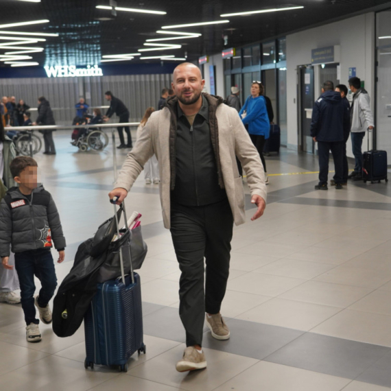 Pevač sa trudnom suprugom u panici zbog haosa u Dubaiju: "Nadam se da ćemo stići kući"