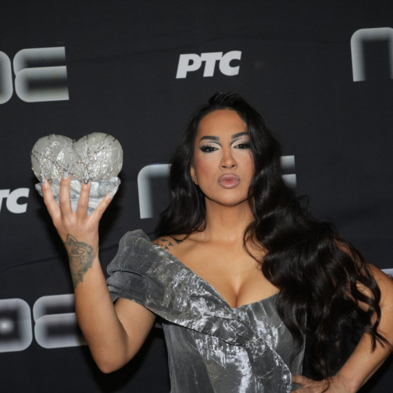 Bačen mikrofon, Zejna poletela na sceni; Uskoro glasanje FOTO/VIDEO