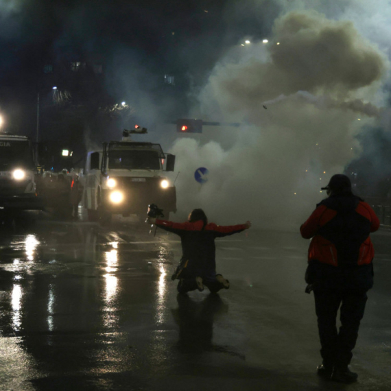 Edi Rama na udaru; Gori Tirana – demonstranti zapalili vilu Envera Hodže FOTO/VIDEO