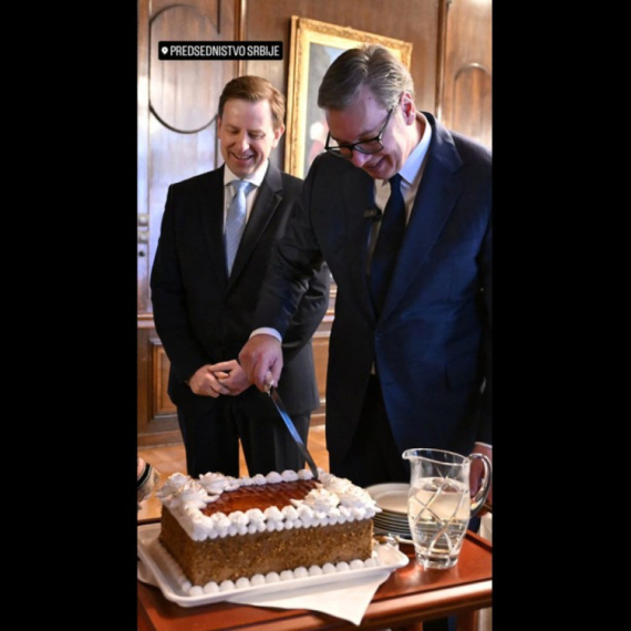 Rođendansko iznenađenje za Vučića: "Nema torte kao što je Doboš-torta"; "Hvala slovačkom ambasadoru" VIDEO