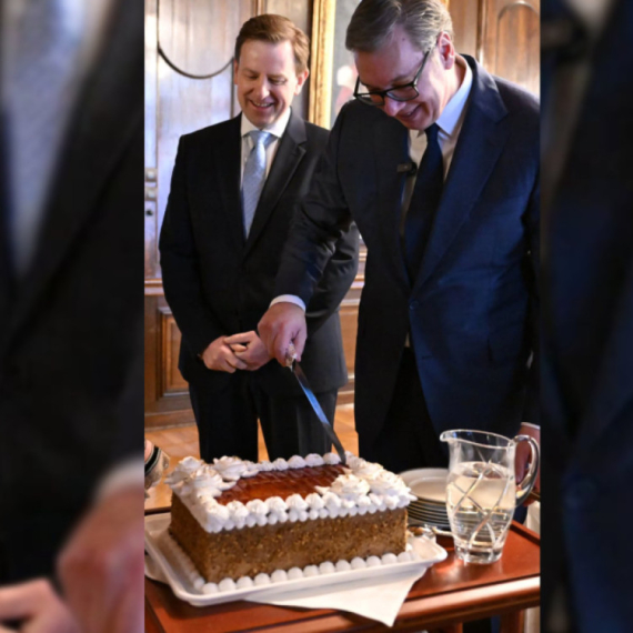 Rođendansko iznenađenje za Vučića: "Nema torte kao što je Doboš-torta"; "Hvala slovačkom ambasadoru" VIDEO
