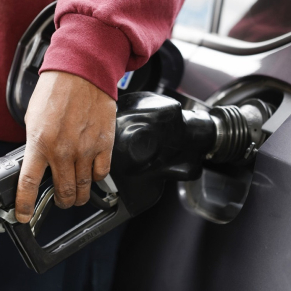 Ograničeno točenje goriva u Sloveniji; Šta bi Šolakovi mediji pisali da je u Srbiji?