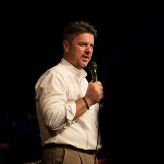 Veče za visoke pete: Boris Režak obradovao dame za Osmi mart u Fondaciji Mozzart