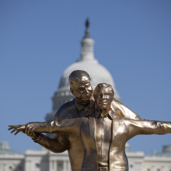 Tramp i Epstajn zagrljeni na Nacionalnom molu: Nova instalacija šokira svet FOTO