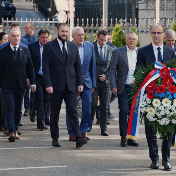 Macut sa ministrima položio venac na mestu gde je ubijen Zoran Đinđić