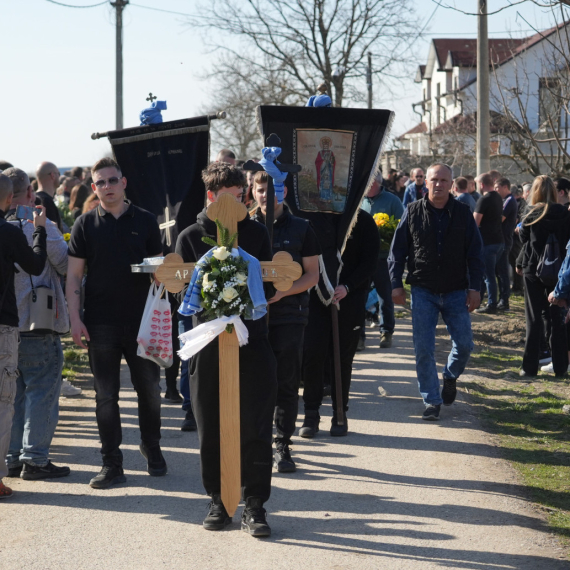 Sahranjen Dragan Lazić: Neutešna porodica i prijatelji na groblju u Bestaču