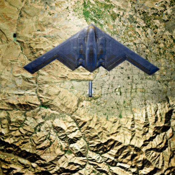 Trump bacio "majku svih bombi"? FOTO/VIDEO