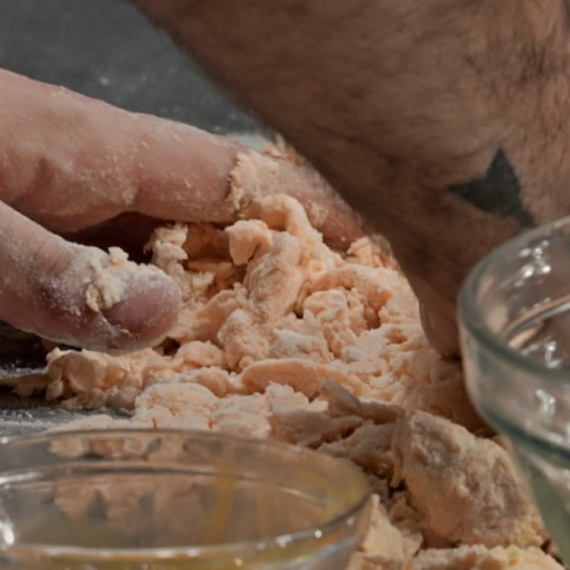 Sve se mrvi! Takmičari odmah na početku nailaze na prepreke – on pravi veliku grešku