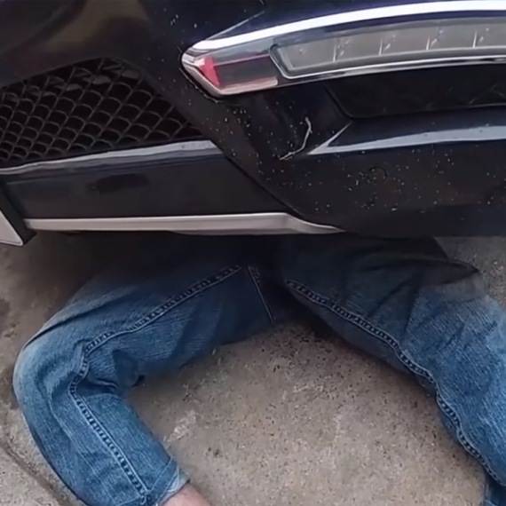 Vozač ostao zarobljen ispod SUV-a nakon pada dizalice; Spasila ga policija VIDEO