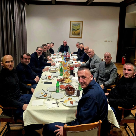 Vučić na večeri sa pripadnicima vojne policije "Kobre": "Uz ovakve ljude, čovek zna da nije sam" FOTO