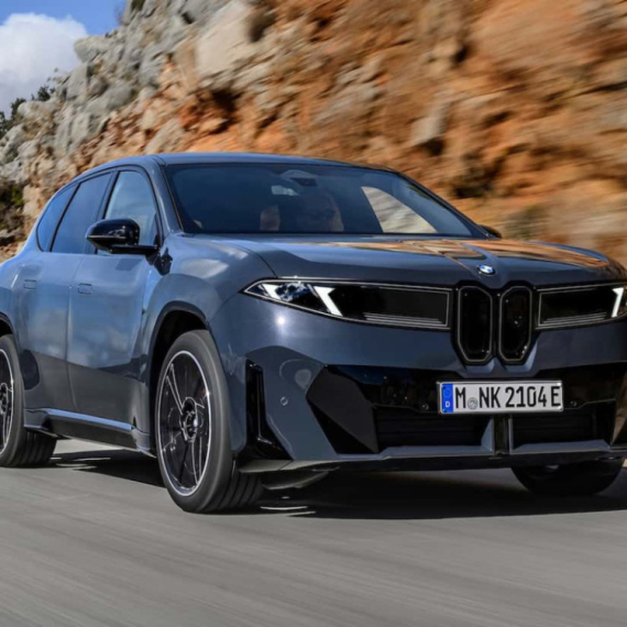 BMW želi da do 2030. izjednači prodaju električnih i benzinskih automobila