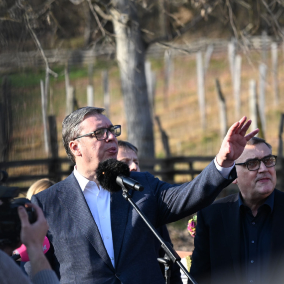 Vučić u selu Kotraža kod Lučana; Vijore se srpske trobojke; "Moramo da sačuvamo porodicu i državu"