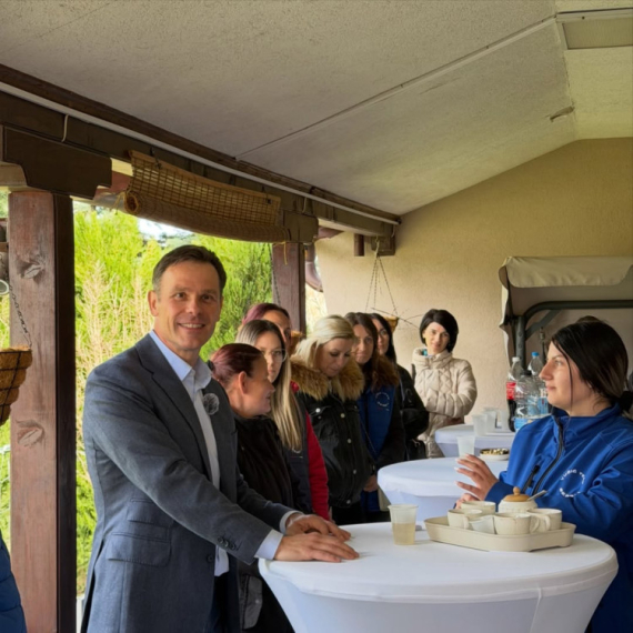 Mali sa porodicom Jeremić: "Čuvaju porodično okruženje zasnovano na radu i zajedništvu" FOTO