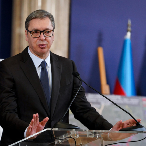 Vučić oštro reagovao na tvrdnje da se "ugrađuju čipovi biračima"; "Oni nisu normalni"