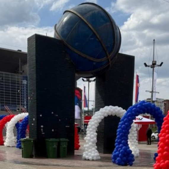 Uskoro počinje veliki skup SNS, sve je spremno ispred Arene; Obratiće se Vučić – ima važnu poruku FOTO