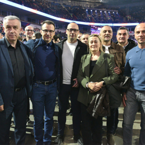 Predstavnici Srpske liste na skupu u Areni; Zajedno sa brojnim Srbima sa KiM došli da podrže Vučića FOTO