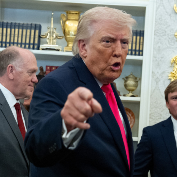 Tramp ponovo preti Iranu: "Otvorite je**ni Ormuz, vi ludi gadovi"