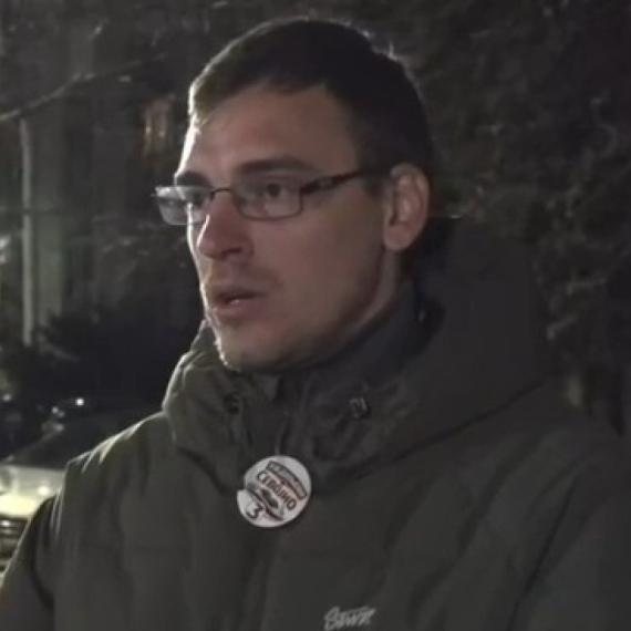 "Joj izvinite, stao mi mozak"; Ovaj "nobelovac" bi da vodi opštinu VIDEO