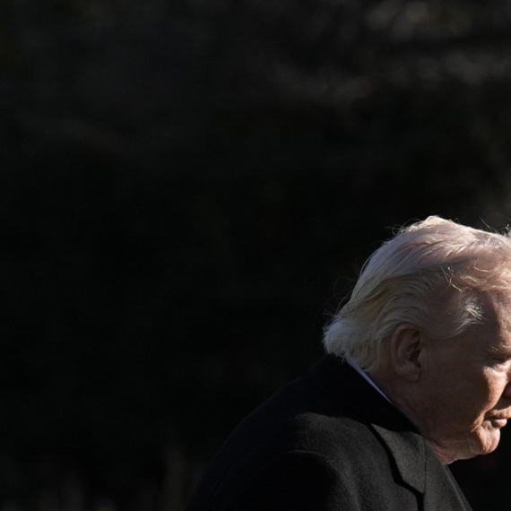 "Tramp nudi dogovor jednom rukom, a drugu je stisnuo u pesnicu, spreman da vas upuca u prokleto lice"