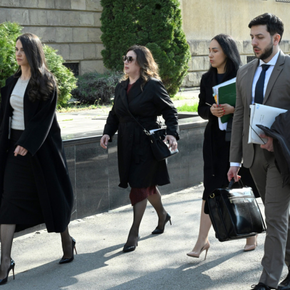 Dečak ubica iz "Ribnikara" dovezen u sud; Svedoči od 9h jutros FOTO