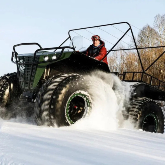 Naravno da ovaj džinovski terenac dolazi iz Rusije FOTO