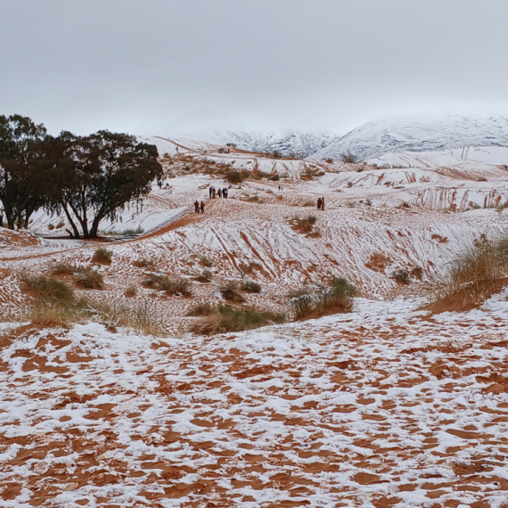 Neverovatni prizori iz pustinje: Grad prekrio Emirate belim pokrivačem VIDEO/MAPA