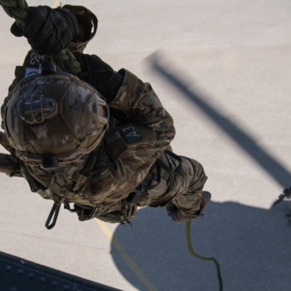 Elitna američka jedinica iskače iz helikoptera i zauzima ostrvo; A onda sledi krvoproliće?