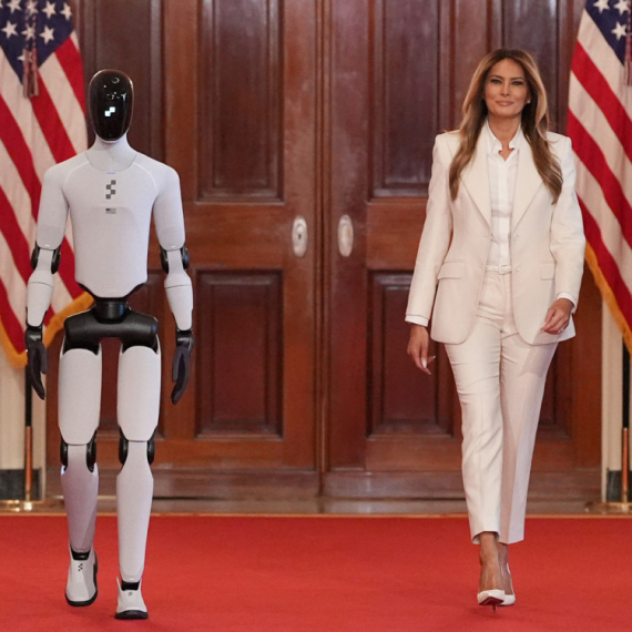 Melanija Tramp prošetala sa američkim humanoidnim robotom VIDEO